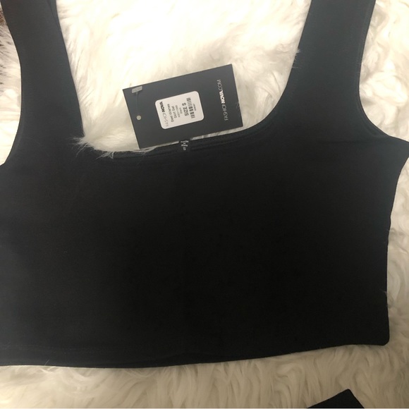 Fashion Nova Set, the set includes the top and the skirt, and NOT the purse. - Picture 4 of 9